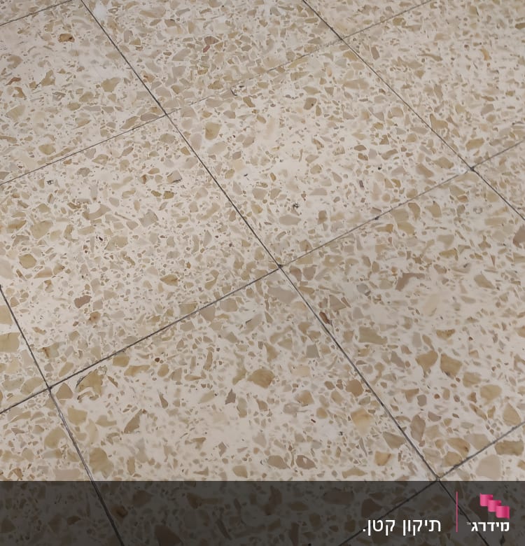 רצפת אריחים עם דוגמת שיש